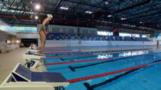Ķīpsalas baseinā Latvijas izlases peldētāji piedalījās enciklopedija.lv šķirkļu par peldēšanu filmēšanā
