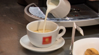Kāpēc daudzviet Latvijā kafiju nepasniedz ar Latvijā ražotu pienu?