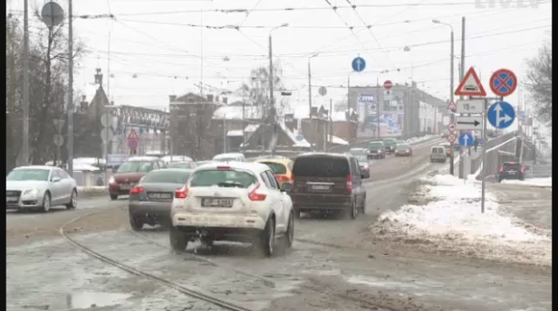 «Zebra»: Sniega tīrīšana Rīgā un kam priekšroka uzbraucot uz Gaisa tilta Rīga.