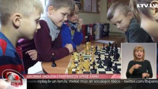 Grobiņā skolēni starpbrīžos spēlē šahu