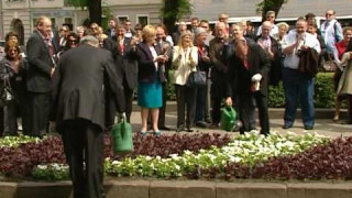 Bez komentāriem: NATO Parlamentārās asamblejas prezidents stāda puķes