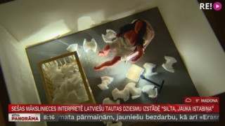 Sešas mākslinieces interpretē latviešu tautas dziesmu izstādē "Silta, jauka istabiņa"