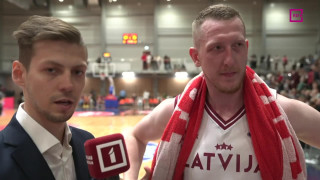 Pārbaudes spēle basketbolā Latvija - Zviedrija. Intervija ar Rolandu Šmitu