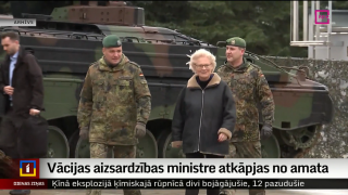 Vācijas aizsardzības ministre atkāpjas no amata