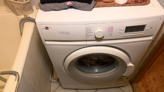 Kādas problēmas daudzstāvu mājas kaimiņiem var radīt virtuvē uzstādīta veļasmašīna?