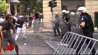 Grieķijā atsākas policijas un protestētāju sadursmes