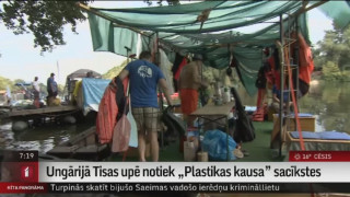 Ungārijā Tisas upē notiek „Plastikas kausa” sacīkstes