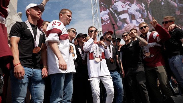 Latvijas hokeja izlasi ar pasaules čempionāta bronzas medaļu mājās sagaida tūkstošiem cilvēku