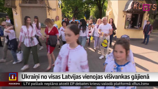 Ukraiņi no visas Latvijas vienojas višivankas gājienā