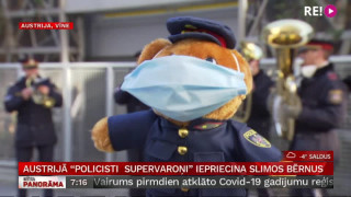 Austrijā "policisti  supervaroņi" iepriecina slimos bērnus
