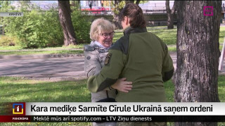 Kara mediķe Sarmīte Cīrule Ukrainā saņem ordeni