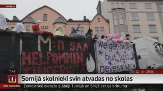 Somijā skolnieki svin atvadas no skolas