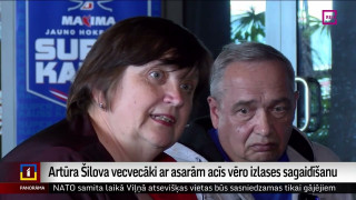 Hokejista Artūra Šilova vecvecāki ar asarām acīs vēro izlases sagaidīšanu