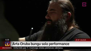 Mūziķis Artis Orubs aicina uz bungu solo performanci