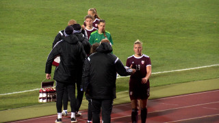 Latvijas sieviešu futbola izlase pirms spēles ar Anglijas valstsvienību
