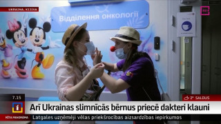 Ukrainas slimnīcās bērnus priecē dakteri klauni