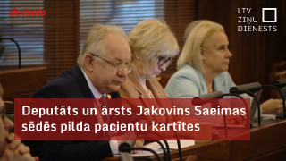 Deputāts un ārsts Jakovins Saeimas sēdēs pilda pacientu kartītes