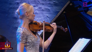 Šarmanto Parīzi uzbur vijolniece Darja Smirnova un pianiste Roksana Tarvide