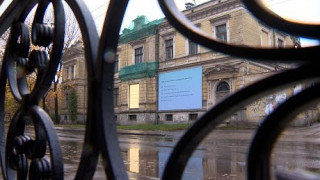 Kādā valodā jabūt sludinājumiem portālos un mākslas darbiem ielās?