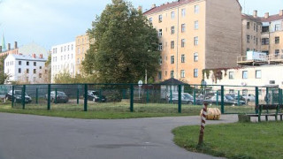Kas atrodas zālienā aiz žoga pie sporta nama «Daugava»?