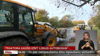 Traktora kauss izsit logus autobusam