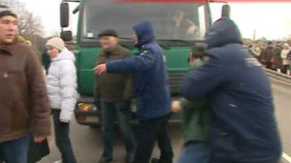 Iedzīvotāji mēģina bloķēt šoseju Rīga-Daugavpils