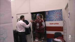 Latvijas izlases hokejisti ģērbtuvēs pēc uzvaras
