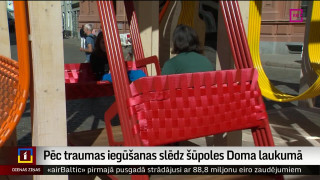 Pēc traumas iegūšanas slēdz šūpoles Doma laukumā