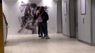 Vai nepārprotami erotisks zīmējums drīkst tikt izstādīts publiskā telpā ar nolūku kaut ko reklamēt?