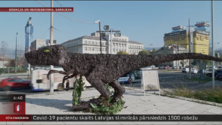 Bosnijā kokogļu tiranozaura statuja