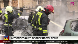 Aizdedzies auto nodedzina vēl divus