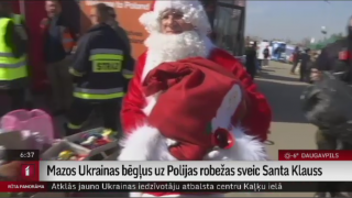 Mazos Ukrainas bēgļus uz Polijas robežas sveic Santa Klauss