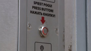 Sarežģītā Rīgas sabiedrisko tualešu bloķēšanas sistēma