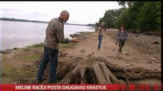 Melnie racēji posta Daugavas krastus