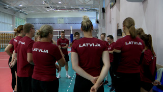 Sieviešu volejbola izlase gatavojas spēlei ar Dānijas valstsvienību