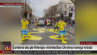 Londonā iela pie Krievijas vēstniecības Ukrainas karoga krāsās
