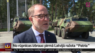 No rūpnīcas izbrauc pirmais Latvijā ražotais bruņutransportieris "Patria"