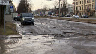 Kāpēc applūdušas ielas joprojām ir Rīgas ikdiena?
