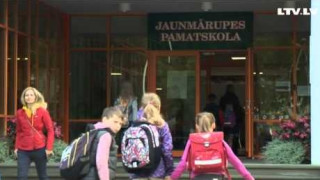Vai Latvijas skolās plānots "limitēt" svārku garumu?
