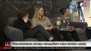 Vidusskolnieces ukraiņu vienaudžiem māca latviešu valodu