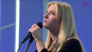 Tautas mūzikas dziedātāja Adriāna Marta Gotlube izpilda ziemas saulgriežu dziesmu