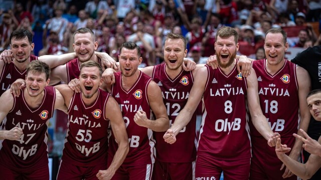 Latvijas basketbola valstsvienības svinīgā sagaidīšana. Tiešraide