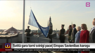 Svētā gara tornī svinīgi paceļ Eiropas Savienības karogu