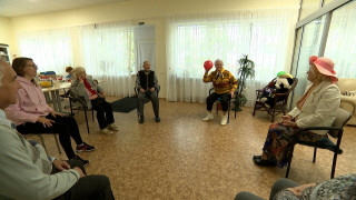 Kāpēc tuvinieki vairās seniorus uzticēt demences slimnieku aprūpes centriem?