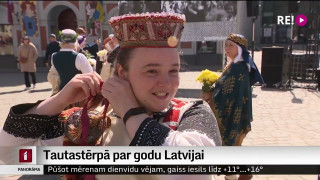 Tautastērpā par godu Latvijai