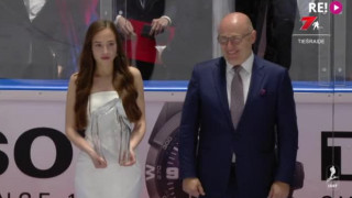 Kanādietim Markam Stounam pasniedz čempionāta MVP balvu