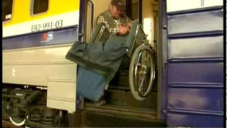 Invalīdiem grūtības pārvietoties ar vilcienu