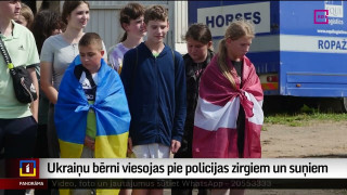 Ukraiņu bērni Latvijā viesojas pie policijas zirgiem un suņiem