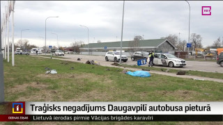 Traģisks negadījums Daugavpilī autobusa pieturā