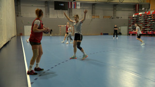 Latvijas sieviešu izlase gatavojas PK kvalifikācijas spēlei ar Slovākiju